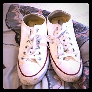 Women’s white converse sneakers
